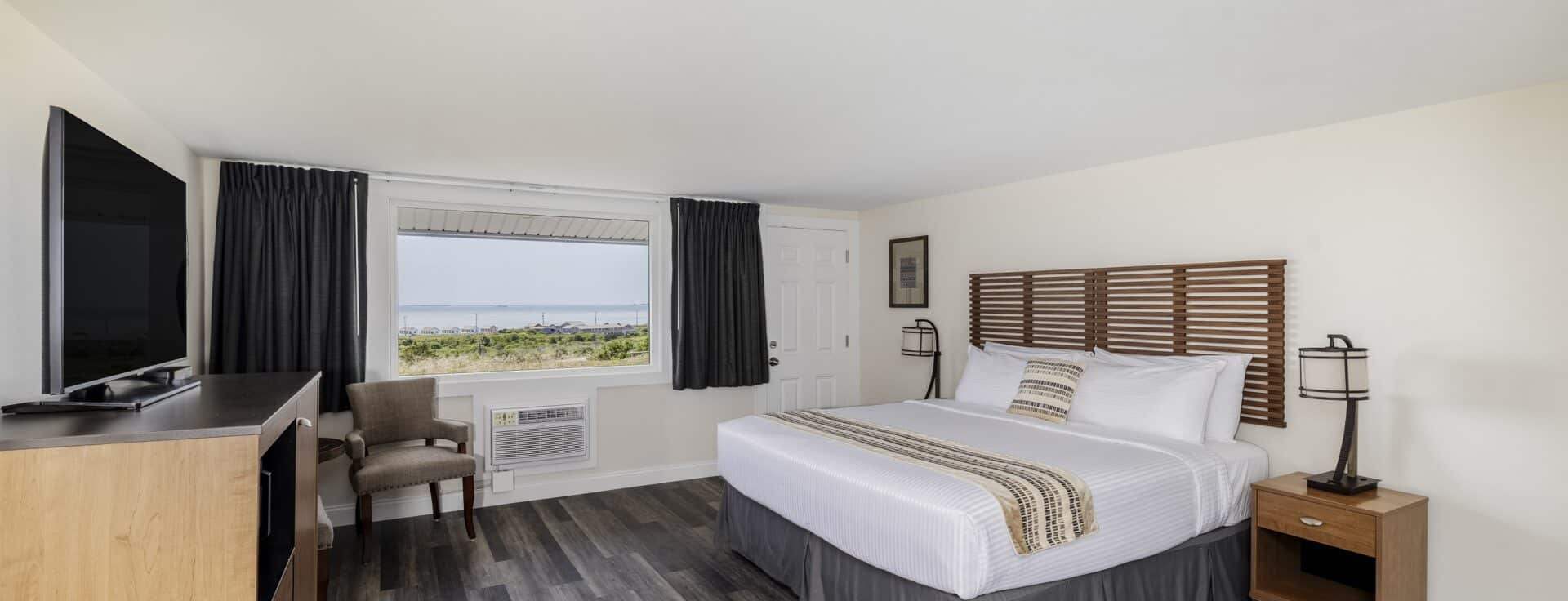 Dune Crest Hotel - Pet Friendly Waterview King Balcony